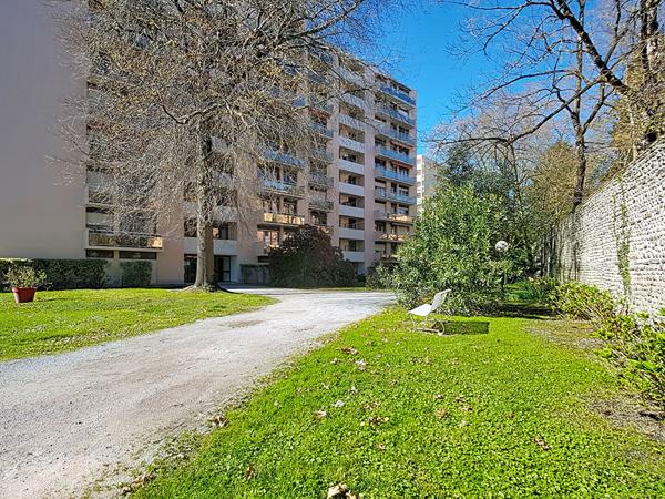 Appartement 2 pièces à vendre à PAU secteur Saint-Joseph- Résidence de standing dernier étage balcon avec vue Pyrénées parking en sous-sol sécurisé