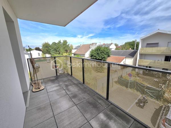 Bel appartement familial T4 de 90,19 m², situé au 2ᵉ étage sur 3 d’une résidence récente de 2019, sécurisée et parfaitement entretenue avec ascenseur. 

Vous recherchez un appartement clé en main, au calme tout en restant proche du centre-ville et des transports ? Ce bien est fait pour vous !

Dès l’entrée, vous découvrirez un espace fonctionnel avec placard ainsi qu’un WC indépendant aux normes PMR.
Le salon, particulièrement lumineux grâce à sa double exposition, dispose également d’un placard et s’ouvre sur une première terrasse exposée plein Sud, idéale pour profiter pleinement des beaux jours.
La cuisine aménagée et équipée, baignée de lumière grâce à une élégante verrière donnant sur le séjour, offre un espace convivial et agréable. Elle est complétée par un cellier, pour plus de praticité.
Un couloir dessert ensuite l’espace nuit composé de :
•	une salle d’eau avec WC, pour davantage de confort ;
•	une première chambre avec placard, pouvant également être aménagée en bureau ;
•	une seconde chambre avec placard, bénéficiant d’un accès à la seconde terrasse ;
•	une troisième chambre, plus spacieuse, disposant elle aussi d’un accès à cette seconde terrasse.

L’appartement est complété par deux places de parking situées au pied de la résidence, un véritable atout pour le quotidien.

Aucuns travaux à prévoir : l’appartement est entièrement prêt à vivre. Il ne reste plus qu’à poser vos valises !

Construit en 2019 par Bouygues, selon les normes RT 2012, l’appartement bénéficie d’un DPE classé C, gage de bonnes performances énergétiques.

L’appartement bénéficie d’un emplacement privilégié, au calme et à proximité immédiate du parc des Groues, véritable poumon vert de 15 hectares, idéal pour les promenades, les sorties en famille et les moments de détente en plein air, tout en restant à proximité des principaux axes et transports :
•	Tramway : arrêt Coligny à moins de 10 minutes à pied
•	Gare d’Orléans : environ 2 km
•	Gare de Fleury-les-Aubrais : environ 2,5 km
•	Paris-Austerlitz : moins d’1h30 depuis la gare

En résumé : 
•	Quartier : Bannier – Murlins 
•	Surface : 90 m²
•	Étage : 2ᵉ sur 3
•	Construction : 2019
•	Résidence : sécurisée et entretenue avec local vélos 
•	Terrasses : 2, dont une exposée plein Sud
•	Stationnement : 2 places de parking
•	DPE : C – normes RT 2012
•	Charges de copropriété : 1 600 € / an, soit 400 € / trimestre
•	Travaux : aucun à prévoir