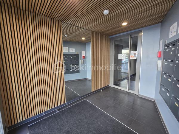 Bel appartement familial T4 de 90,19 m², situé au 2ᵉ étage sur 3 d’une résidence récente de 2019, sécurisée et parfaitement entretenue avec ascenseur. 

Vous recherchez un appartement clé en main, au calme tout en restant proche du centre-ville et des transports ? Ce bien est fait pour vous !

Dès l’entrée, vous découvrirez un espace fonctionnel avec placard ainsi qu’un WC indépendant aux normes PMR.
Le salon, particulièrement lumineux grâce à sa double exposition, dispose également d’un placard et s’ouvre sur une première terrasse exposée plein Sud, idéale pour profiter pleinement des beaux jours.
La cuisine aménagée et équipée, baignée de lumière grâce à une élégante verrière donnant sur le séjour, offre un espace convivial et agréable. Elle est complétée par un cellier, pour plus de praticité.
Un couloir dessert ensuite l’espace nuit composé de :
•	une salle d’eau avec WC, pour davantage de confort ;
•	une première chambre avec placard, pouvant également être aménagée en bureau ;
•	une seconde chambre avec placard, bénéficiant d’un accès à la seconde terrasse ;
•	une troisième chambre, plus spacieuse, disposant elle aussi d’un accès à cette seconde terrasse.

L’appartement est complété par deux places de parking situées au pied de la résidence, un véritable atout pour le quotidien.

Aucuns travaux à prévoir : l’appartement est entièrement prêt à vivre. Il ne reste plus qu’à poser vos valises !

Construit en 2019 par Bouygues, selon les normes RT 2012, l’appartement bénéficie d’un DPE classé C, gage de bonnes performances énergétiques.

L’appartement bénéficie d’un emplacement privilégié, au calme et à proximité immédiate du parc des Groues, véritable poumon vert de 15 hectares, idéal pour les promenades, les sorties en famille et les moments de détente en plein air, tout en restant à proximité des principaux axes et transports :
•	Tramway : arrêt Coligny à moins de 10 minutes à pied
•	Gare d’Orléans : environ 2 km
•	Gare de Fleury-les-Aubrais : environ 2,5 km
•	Paris-Austerlitz : moins d’1h30 depuis la gare

En résumé : 
•	Quartier : Bannier – Murlins 
•	Surface : 90 m²
•	Étage : 2ᵉ sur 3
•	Construction : 2019
•	Résidence : sécurisée et entretenue avec local vélos 
•	Terrasses : 2, dont une exposée plein Sud
•	Stationnement : 2 places de parking
•	DPE : C – normes RT 2012
•	Charges de copropriété : 1 600 € / an, soit 400 € / trimestre
•	Travaux : aucun à prévoir