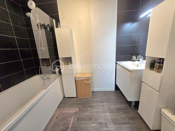 Bel appartement familial T4 de 90,19 m², situé au 2ᵉ étage sur 3 d’une résidence récente de 2019, sécurisée et parfaitement entretenue avec ascenseur. 

Vous recherchez un appartement clé en main, au calme tout en restant proche du centre-ville et des transports ? Ce bien est fait pour vous !

Dès l’entrée, vous découvrirez un espace fonctionnel avec placard ainsi qu’un WC indépendant aux normes PMR.
Le salon, particulièrement lumineux grâce à sa double exposition, dispose également d’un placard et s’ouvre sur une première terrasse exposée plein Sud, idéale pour profiter pleinement des beaux jours.
La cuisine aménagée et équipée, baignée de lumière grâce à une élégante verrière donnant sur le séjour, offre un espace convivial et agréable. Elle est complétée par un cellier, pour plus de praticité.
Un couloir dessert ensuite l’espace nuit composé de :
•	une salle d’eau avec WC, pour davantage de confort ;
•	une première chambre avec placard, pouvant également être aménagée en bureau ;
•	une seconde chambre avec placard, bénéficiant d’un accès à la seconde terrasse ;
•	une troisième chambre, plus spacieuse, disposant elle aussi d’un accès à cette seconde terrasse.

L’appartement est complété par deux places de parking situées au pied de la résidence, un véritable atout pour le quotidien.

Aucuns travaux à prévoir : l’appartement est entièrement prêt à vivre. Il ne reste plus qu’à poser vos valises !

Construit en 2019 par Bouygues, selon les normes RT 2012, l’appartement bénéficie d’un DPE classé C, gage de bonnes performances énergétiques.

L’appartement bénéficie d’un emplacement privilégié, au calme et à proximité immédiate du parc des Groues, véritable poumon vert de 15 hectares, idéal pour les promenades, les sorties en famille et les moments de détente en plein air, tout en restant à proximité des principaux axes et transports :
•	Tramway : arrêt Coligny à moins de 10 minutes à pied
•	Gare d’Orléans : environ 2 km
•	Gare de Fleury-les-Aubrais : environ 2,5 km
•	Paris-Austerlitz : moins d’1h30 depuis la gare

En résumé : 
•	Quartier : Bannier – Murlins 
•	Surface : 90 m²
•	Étage : 2ᵉ sur 3
•	Construction : 2019
•	Résidence : sécurisée et entretenue avec local vélos 
•	Terrasses : 2, dont une exposée plein Sud
•	Stationnement : 2 places de parking
•	DPE : C – normes RT 2012
•	Charges de copropriété : 1 600 € / an, soit 400 € / trimestre
•	Travaux : aucun à prévoir
