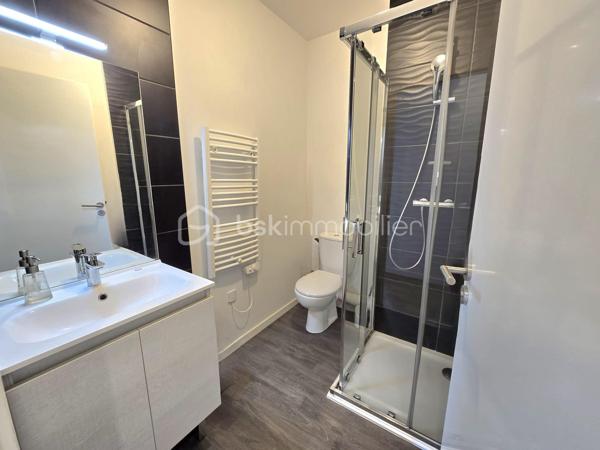 Bel appartement familial T4 de 90,19 m², situé au 2ᵉ étage sur 3 d’une résidence récente de 2019, sécurisée et parfaitement entretenue avec ascenseur. 

Vous recherchez un appartement clé en main, au calme tout en restant proche du centre-ville et des transports ? Ce bien est fait pour vous !

Dès l’entrée, vous découvrirez un espace fonctionnel avec placard ainsi qu’un WC indépendant aux normes PMR.
Le salon, particulièrement lumineux grâce à sa double exposition, dispose également d’un placard et s’ouvre sur une première terrasse exposée plein Sud, idéale pour profiter pleinement des beaux jours.
La cuisine aménagée et équipée, baignée de lumière grâce à une élégante verrière donnant sur le séjour, offre un espace convivial et agréable. Elle est complétée par un cellier, pour plus de praticité.
Un couloir dessert ensuite l’espace nuit composé de :
•	une salle d’eau avec WC, pour davantage de confort ;
•	une première chambre avec placard, pouvant également être aménagée en bureau ;
•	une seconde chambre avec placard, bénéficiant d’un accès à la seconde terrasse ;
•	une troisième chambre, plus spacieuse, disposant elle aussi d’un accès à cette seconde terrasse.

L’appartement est complété par deux places de parking situées au pied de la résidence, un véritable atout pour le quotidien.

Aucuns travaux à prévoir : l’appartement est entièrement prêt à vivre. Il ne reste plus qu’à poser vos valises !

Construit en 2019 par Bouygues, selon les normes RT 2012, l’appartement bénéficie d’un DPE classé C, gage de bonnes performances énergétiques.

L’appartement bénéficie d’un emplacement privilégié, au calme et à proximité immédiate du parc des Groues, véritable poumon vert de 15 hectares, idéal pour les promenades, les sorties en famille et les moments de détente en plein air, tout en restant à proximité des principaux axes et transports :
•	Tramway : arrêt Coligny à moins de 10 minutes à pied
•	Gare d’Orléans : environ 2 km
•	Gare de Fleury-les-Aubrais : environ 2,5 km
•	Paris-Austerlitz : moins d’1h30 depuis la gare

En résumé : 
•	Quartier : Bannier – Murlins 
•	Surface : 90 m²
•	Étage : 2ᵉ sur 3
•	Construction : 2019
•	Résidence : sécurisée et entretenue avec local vélos 
•	Terrasses : 2, dont une exposée plein Sud
•	Stationnement : 2 places de parking
•	DPE : C – normes RT 2012
•	Charges de copropriété : 1 600 € / an, soit 400 € / trimestre
•	Travaux : aucun à prévoir