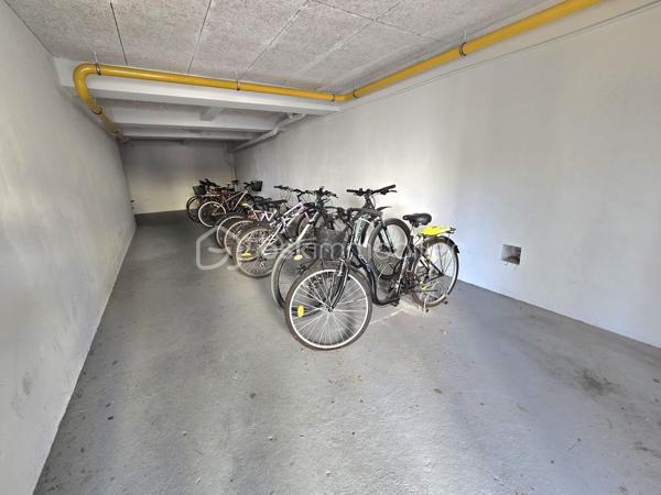 Bel appartement familial T4 de 90,19 m², situé au 2ᵉ étage sur 3 d’une résidence récente de 2019, sécurisée et parfaitement entretenue avec ascenseur. 

Vous recherchez un appartement clé en main, au calme tout en restant proche du centre-ville et des transports ? Ce bien est fait pour vous !

Dès l’entrée, vous découvrirez un espace fonctionnel avec placard ainsi qu’un WC indépendant aux normes PMR.
Le salon, particulièrement lumineux grâce à sa double exposition, dispose également d’un placard et s’ouvre sur une première terrasse exposée plein Sud, idéale pour profiter pleinement des beaux jours.
La cuisine aménagée et équipée, baignée de lumière grâce à une élégante verrière donnant sur le séjour, offre un espace convivial et agréable. Elle est complétée par un cellier, pour plus de praticité.
Un couloir dessert ensuite l’espace nuit composé de :
•	une salle d’eau avec WC, pour davantage de confort ;
•	une première chambre avec placard, pouvant également être aménagée en bureau ;
•	une seconde chambre avec placard, bénéficiant d’un accès à la seconde terrasse ;
•	une troisième chambre, plus spacieuse, disposant elle aussi d’un accès à cette seconde terrasse.

L’appartement est complété par deux places de parking situées au pied de la résidence, un véritable atout pour le quotidien.

Aucuns travaux à prévoir : l’appartement est entièrement prêt à vivre. Il ne reste plus qu’à poser vos valises !

Construit en 2019 par Bouygues, selon les normes RT 2012, l’appartement bénéficie d’un DPE classé C, gage de bonnes performances énergétiques.

L’appartement bénéficie d’un emplacement privilégié, au calme et à proximité immédiate du parc des Groues, véritable poumon vert de 15 hectares, idéal pour les promenades, les sorties en famille et les moments de détente en plein air, tout en restant à proximité des principaux axes et transports :
•	Tramway : arrêt Coligny à moins de 10 minutes à pied
•	Gare d’Orléans : environ 2 km
•	Gare de Fleury-les-Aubrais : environ 2,5 km
•	Paris-Austerlitz : moins d’1h30 depuis la gare

En résumé : 
•	Quartier : Bannier – Murlins 
•	Surface : 90 m²
•	Étage : 2ᵉ sur 3
•	Construction : 2019
•	Résidence : sécurisée et entretenue avec local vélos 
•	Terrasses : 2, dont une exposée plein Sud
•	Stationnement : 2 places de parking
•	DPE : C – normes RT 2012
•	Charges de copropriété : 1 600 € / an, soit 400 € / trimestre
•	Travaux : aucun à prévoir