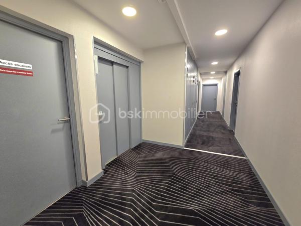 Bel appartement familial T4 de 90,19 m², situé au 2ᵉ étage sur 3 d’une résidence récente de 2019, sécurisée et parfaitement entretenue avec ascenseur. 

Vous recherchez un appartement clé en main, au calme tout en restant proche du centre-ville et des transports ? Ce bien est fait pour vous !

Dès l’entrée, vous découvrirez un espace fonctionnel avec placard ainsi qu’un WC indépendant aux normes PMR.
Le salon, particulièrement lumineux grâce à sa double exposition, dispose également d’un placard et s’ouvre sur une première terrasse exposée plein Sud, idéale pour profiter pleinement des beaux jours.
La cuisine aménagée et équipée, baignée de lumière grâce à une élégante verrière donnant sur le séjour, offre un espace convivial et agréable. Elle est complétée par un cellier, pour plus de praticité.
Un couloir dessert ensuite l’espace nuit composé de :
•	une salle d’eau avec WC, pour davantage de confort ;
•	une première chambre avec placard, pouvant également être aménagée en bureau ;
•	une seconde chambre avec placard, bénéficiant d’un accès à la seconde terrasse ;
•	une troisième chambre, plus spacieuse, disposant elle aussi d’un accès à cette seconde terrasse.

L’appartement est complété par deux places de parking situées au pied de la résidence, un véritable atout pour le quotidien.

Aucuns travaux à prévoir : l’appartement est entièrement prêt à vivre. Il ne reste plus qu’à poser vos valises !

Construit en 2019 par Bouygues, selon les normes RT 2012, l’appartement bénéficie d’un DPE classé C, gage de bonnes performances énergétiques.

L’appartement bénéficie d’un emplacement privilégié, au calme et à proximité immédiate du parc des Groues, véritable poumon vert de 15 hectares, idéal pour les promenades, les sorties en famille et les moments de détente en plein air, tout en restant à proximité des principaux axes et transports :
•	Tramway : arrêt Coligny à moins de 10 minutes à pied
•	Gare d’Orléans : environ 2 km
•	Gare de Fleury-les-Aubrais : environ 2,5 km
•	Paris-Austerlitz : moins d’1h30 depuis la gare

En résumé : 
•	Quartier : Bannier – Murlins 
•	Surface : 90 m²
•	Étage : 2ᵉ sur 3
•	Construction : 2019
•	Résidence : sécurisée et entretenue avec local vélos 
•	Terrasses : 2, dont une exposée plein Sud
•	Stationnement : 2 places de parking
•	DPE : C – normes RT 2012
•	Charges de copropriété : 1 600 € / an, soit 400 € / trimestre
•	Travaux : aucun à prévoir