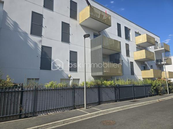 Bel appartement familial T4 de 90,19 m², situé au 2ᵉ étage sur 3 d’une résidence récente de 2019, sécurisée et parfaitement entretenue avec ascenseur. 

Vous recherchez un appartement clé en main, au calme tout en restant proche du centre-ville et des transports ? Ce bien est fait pour vous !

Dès l’entrée, vous découvrirez un espace fonctionnel avec placard ainsi qu’un WC indépendant aux normes PMR.
Le salon, particulièrement lumineux grâce à sa double exposition, dispose également d’un placard et s’ouvre sur une première terrasse exposée plein Sud, idéale pour profiter pleinement des beaux jours.
La cuisine aménagée et équipée, baignée de lumière grâce à une élégante verrière donnant sur le séjour, offre un espace convivial et agréable. Elle est complétée par un cellier, pour plus de praticité.
Un couloir dessert ensuite l’espace nuit composé de :
•	une salle d’eau avec WC, pour davantage de confort ;
•	une première chambre avec placard, pouvant également être aménagée en bureau ;
•	une seconde chambre avec placard, bénéficiant d’un accès à la seconde terrasse ;
•	une troisième chambre, plus spacieuse, disposant elle aussi d’un accès à cette seconde terrasse.

L’appartement est complété par deux places de parking situées au pied de la résidence, un véritable atout pour le quotidien.

Aucuns travaux à prévoir : l’appartement est entièrement prêt à vivre. Il ne reste plus qu’à poser vos valises !

Construit en 2019 par Bouygues, selon les normes RT 2012, l’appartement bénéficie d’un DPE classé C, gage de bonnes performances énergétiques.

L’appartement bénéficie d’un emplacement privilégié, au calme et à proximité immédiate du parc des Groues, véritable poumon vert de 15 hectares, idéal pour les promenades, les sorties en famille et les moments de détente en plein air, tout en restant à proximité des principaux axes et transports :
•	Tramway : arrêt Coligny à moins de 10 minutes à pied
•	Gare d’Orléans : environ 2 km
•	Gare de Fleury-les-Aubrais : environ 2,5 km
•	Paris-Austerlitz : moins d’1h30 depuis la gare

En résumé : 
•	Quartier : Bannier – Murlins 
•	Surface : 90 m²
•	Étage : 2ᵉ sur 3
•	Construction : 2019
•	Résidence : sécurisée et entretenue avec local vélos 
•	Terrasses : 2, dont une exposée plein Sud
•	Stationnement : 2 places de parking
•	DPE : C – normes RT 2012
•	Charges de copropriété : 1 600 € / an, soit 400 € / trimestre
•	Travaux : aucun à prévoir