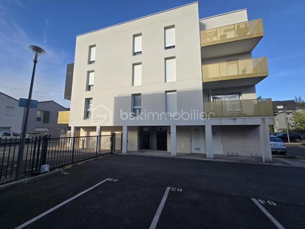 Bel appartement familial T4 de 90,19 m², situé au 2ᵉ étage sur 3 d’une résidence récente de 2019, sécurisée et parfaitement entretenue avec ascenseur. 

Vous recherchez un appartement clé en main, au calme tout en restant proche du centre-ville et des transports ? Ce bien est fait pour vous !

Dès l’entrée, vous découvrirez un espace fonctionnel avec placard ainsi qu’un WC indépendant aux normes PMR.
Le salon, particulièrement lumineux grâce à sa double exposition, dispose également d’un placard et s’ouvre sur une première terrasse exposée plein Sud, idéale pour profiter pleinement des beaux jours.
La cuisine aménagée et équipée, baignée de lumière grâce à une élégante verrière donnant sur le séjour, offre un espace convivial et agréable. Elle est complétée par un cellier, pour plus de praticité.
Un couloir dessert ensuite l’espace nuit composé de :
•	une salle d’eau avec WC, pour davantage de confort ;
•	une première chambre avec placard, pouvant également être aménagée en bureau ;
•	une seconde chambre avec placard, bénéficiant d’un accès à la seconde terrasse ;
•	une troisième chambre, plus spacieuse, disposant elle aussi d’un accès à cette seconde terrasse.

L’appartement est complété par deux places de parking situées au pied de la résidence, un véritable atout pour le quotidien.

Aucuns travaux à prévoir : l’appartement est entièrement prêt à vivre. Il ne reste plus qu’à poser vos valises !

Construit en 2019 par Bouygues, selon les normes RT 2012, l’appartement bénéficie d’un DPE classé C, gage de bonnes performances énergétiques.

L’appartement bénéficie d’un emplacement privilégié, au calme et à proximité immédiate du parc des Groues, véritable poumon vert de 15 hectares, idéal pour les promenades, les sorties en famille et les moments de détente en plein air, tout en restant à proximité des principaux axes et transports :
•	Tramway : arrêt Coligny à moins de 10 minutes à pied
•	Gare d’Orléans : environ 2 km
•	Gare de Fleury-les-Aubrais : environ 2,5 km
•	Paris-Austerlitz : moins d’1h30 depuis la gare

En résumé : 
•	Quartier : Bannier – Murlins 
•	Surface : 90 m²
•	Étage : 2ᵉ sur 3
•	Construction : 2019
•	Résidence : sécurisée et entretenue avec local vélos 
•	Terrasses : 2, dont une exposée plein Sud
•	Stationnement : 2 places de parking
•	DPE : C – normes RT 2012
•	Charges de copropriété : 1 600 € / an, soit 400 € / trimestre
•	Travaux : aucun à prévoir