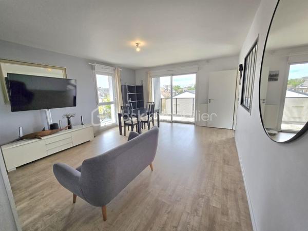 Bel appartement familial T4 de 90,19 m², situé au 2ᵉ étage sur 3 d’une résidence récente de 2019, sécurisée et parfaitement entretenue avec ascenseur. 

Vous recherchez un appartement clé en main, au calme tout en restant proche du centre-ville et des transports ? Ce bien est fait pour vous !

Dès l’entrée, vous découvrirez un espace fonctionnel avec placard ainsi qu’un WC indépendant aux normes PMR.
Le salon, particulièrement lumineux grâce à sa double exposition, dispose également d’un placard et s’ouvre sur une première terrasse exposée plein Sud, idéale pour profiter pleinement des beaux jours.
La cuisine aménagée et équipée, baignée de lumière grâce à une élégante verrière donnant sur le séjour, offre un espace convivial et agréable. Elle est complétée par un cellier, pour plus de praticité.
Un couloir dessert ensuite l’espace nuit composé de :
•	une salle d’eau avec WC, pour davantage de confort ;
•	une première chambre avec placard, pouvant également être aménagée en bureau ;
•	une seconde chambre avec placard, bénéficiant d’un accès à la seconde terrasse ;
•	une troisième chambre, plus spacieuse, disposant elle aussi d’un accès à cette seconde terrasse.

L’appartement est complété par deux places de parking situées au pied de la résidence, un véritable atout pour le quotidien.

Aucuns travaux à prévoir : l’appartement est entièrement prêt à vivre. Il ne reste plus qu’à poser vos valises !

Construit en 2019 par Bouygues, selon les normes RT 2012, l’appartement bénéficie d’un DPE classé C, gage de bonnes performances énergétiques.

L’appartement bénéficie d’un emplacement privilégié, au calme et à proximité immédiate du parc des Groues, véritable poumon vert de 15 hectares, idéal pour les promenades, les sorties en famille et les moments de détente en plein air, tout en restant à proximité des principaux axes et transports :
•	Tramway : arrêt Coligny à moins de 10 minutes à pied
•	Gare d’Orléans : environ 2 km
•	Gare de Fleury-les-Aubrais : environ 2,5 km
•	Paris-Austerlitz : moins d’1h30 depuis la gare

En résumé : 
•	Quartier : Bannier – Murlins 
•	Surface : 90 m²
•	Étage : 2ᵉ sur 3
•	Construction : 2019
•	Résidence : sécurisée et entretenue avec local vélos 
•	Terrasses : 2, dont une exposée plein Sud
•	Stationnement : 2 places de parking
•	DPE : C – normes RT 2012
•	Charges de copropriété : 1 600 € / an, soit 400 € / trimestre
•	Travaux : aucun à prévoir