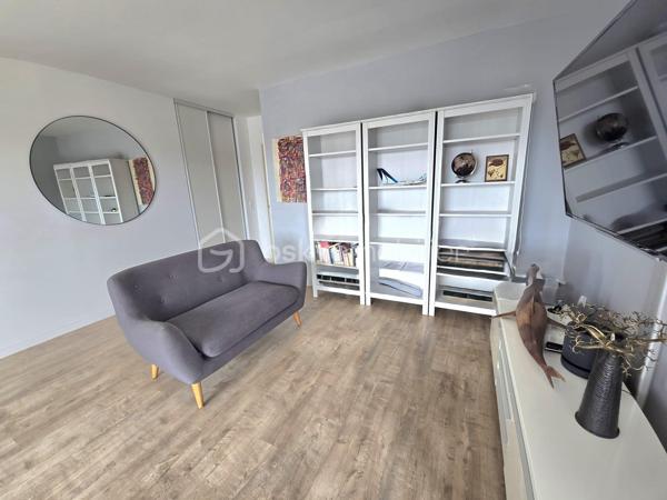 Bel appartement familial T4 de 90,19 m², situé au 2ᵉ étage sur 3 d’une résidence récente de 2019, sécurisée et parfaitement entretenue avec ascenseur. 

Vous recherchez un appartement clé en main, au calme tout en restant proche du centre-ville et des transports ? Ce bien est fait pour vous !

Dès l’entrée, vous découvrirez un espace fonctionnel avec placard ainsi qu’un WC indépendant aux normes PMR.
Le salon, particulièrement lumineux grâce à sa double exposition, dispose également d’un placard et s’ouvre sur une première terrasse exposée plein Sud, idéale pour profiter pleinement des beaux jours.
La cuisine aménagée et équipée, baignée de lumière grâce à une élégante verrière donnant sur le séjour, offre un espace convivial et agréable. Elle est complétée par un cellier, pour plus de praticité.
Un couloir dessert ensuite l’espace nuit composé de :
•	une salle d’eau avec WC, pour davantage de confort ;
•	une première chambre avec placard, pouvant également être aménagée en bureau ;
•	une seconde chambre avec placard, bénéficiant d’un accès à la seconde terrasse ;
•	une troisième chambre, plus spacieuse, disposant elle aussi d’un accès à cette seconde terrasse.

L’appartement est complété par deux places de parking situées au pied de la résidence, un véritable atout pour le quotidien.

Aucuns travaux à prévoir : l’appartement est entièrement prêt à vivre. Il ne reste plus qu’à poser vos valises !

Construit en 2019 par Bouygues, selon les normes RT 2012, l’appartement bénéficie d’un DPE classé C, gage de bonnes performances énergétiques.

L’appartement bénéficie d’un emplacement privilégié, au calme et à proximité immédiate du parc des Groues, véritable poumon vert de 15 hectares, idéal pour les promenades, les sorties en famille et les moments de détente en plein air, tout en restant à proximité des principaux axes et transports :
•	Tramway : arrêt Coligny à moins de 10 minutes à pied
•	Gare d’Orléans : environ 2 km
•	Gare de Fleury-les-Aubrais : environ 2,5 km
•	Paris-Austerlitz : moins d’1h30 depuis la gare

En résumé : 
•	Quartier : Bannier – Murlins 
•	Surface : 90 m²
•	Étage : 2ᵉ sur 3
•	Construction : 2019
•	Résidence : sécurisée et entretenue avec local vélos 
•	Terrasses : 2, dont une exposée plein Sud
•	Stationnement : 2 places de parking
•	DPE : C – normes RT 2012
•	Charges de copropriété : 1 600 € / an, soit 400 € / trimestre
•	Travaux : aucun à prévoir