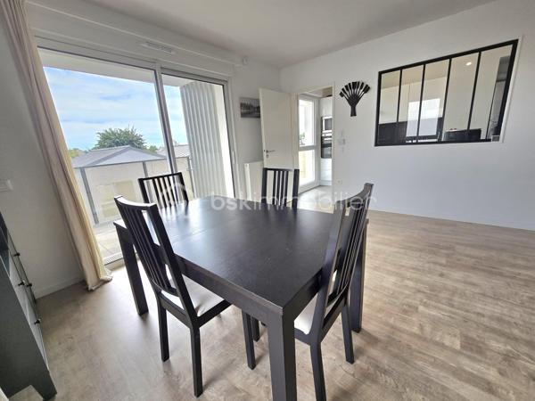 Bel appartement familial T4 de 90,19 m², situé au 2ᵉ étage sur 3 d’une résidence récente de 2019, sécurisée et parfaitement entretenue avec ascenseur. 

Vous recherchez un appartement clé en main, au calme tout en restant proche du centre-ville et des transports ? Ce bien est fait pour vous !

Dès l’entrée, vous découvrirez un espace fonctionnel avec placard ainsi qu’un WC indépendant aux normes PMR.
Le salon, particulièrement lumineux grâce à sa double exposition, dispose également d’un placard et s’ouvre sur une première terrasse exposée plein Sud, idéale pour profiter pleinement des beaux jours.
La cuisine aménagée et équipée, baignée de lumière grâce à une élégante verrière donnant sur le séjour, offre un espace convivial et agréable. Elle est complétée par un cellier, pour plus de praticité.
Un couloir dessert ensuite l’espace nuit composé de :
•	une salle d’eau avec WC, pour davantage de confort ;
•	une première chambre avec placard, pouvant également être aménagée en bureau ;
•	une seconde chambre avec placard, bénéficiant d’un accès à la seconde terrasse ;
•	une troisième chambre, plus spacieuse, disposant elle aussi d’un accès à cette seconde terrasse.

L’appartement est complété par deux places de parking situées au pied de la résidence, un véritable atout pour le quotidien.

Aucuns travaux à prévoir : l’appartement est entièrement prêt à vivre. Il ne reste plus qu’à poser vos valises !

Construit en 2019 par Bouygues, selon les normes RT 2012, l’appartement bénéficie d’un DPE classé C, gage de bonnes performances énergétiques.

L’appartement bénéficie d’un emplacement privilégié, au calme et à proximité immédiate du parc des Groues, véritable poumon vert de 15 hectares, idéal pour les promenades, les sorties en famille et les moments de détente en plein air, tout en restant à proximité des principaux axes et transports :
•	Tramway : arrêt Coligny à moins de 10 minutes à pied
•	Gare d’Orléans : environ 2 km
•	Gare de Fleury-les-Aubrais : environ 2,5 km
•	Paris-Austerlitz : moins d’1h30 depuis la gare

En résumé : 
•	Quartier : Bannier – Murlins 
•	Surface : 90 m²
•	Étage : 2ᵉ sur 3
•	Construction : 2019
•	Résidence : sécurisée et entretenue avec local vélos 
•	Terrasses : 2, dont une exposée plein Sud
•	Stationnement : 2 places de parking
•	DPE : C – normes RT 2012
•	Charges de copropriété : 1 600 € / an, soit 400 € / trimestre
•	Travaux : aucun à prévoir