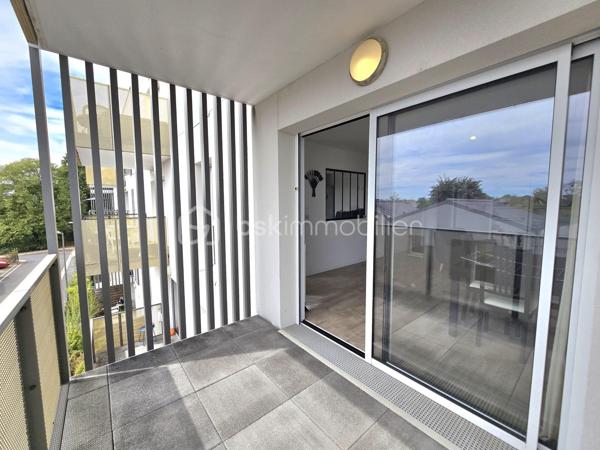 Bel appartement familial T4 de 90,19 m², situé au 2ᵉ étage sur 3 d’une résidence récente de 2019, sécurisée et parfaitement entretenue avec ascenseur. 

Vous recherchez un appartement clé en main, au calme tout en restant proche du centre-ville et des transports ? Ce bien est fait pour vous !

Dès l’entrée, vous découvrirez un espace fonctionnel avec placard ainsi qu’un WC indépendant aux normes PMR.
Le salon, particulièrement lumineux grâce à sa double exposition, dispose également d’un placard et s’ouvre sur une première terrasse exposée plein Sud, idéale pour profiter pleinement des beaux jours.
La cuisine aménagée et équipée, baignée de lumière grâce à une élégante verrière donnant sur le séjour, offre un espace convivial et agréable. Elle est complétée par un cellier, pour plus de praticité.
Un couloir dessert ensuite l’espace nuit composé de :
•	une salle d’eau avec WC, pour davantage de confort ;
•	une première chambre avec placard, pouvant également être aménagée en bureau ;
•	une seconde chambre avec placard, bénéficiant d’un accès à la seconde terrasse ;
•	une troisième chambre, plus spacieuse, disposant elle aussi d’un accès à cette seconde terrasse.

L’appartement est complété par deux places de parking situées au pied de la résidence, un véritable atout pour le quotidien.

Aucuns travaux à prévoir : l’appartement est entièrement prêt à vivre. Il ne reste plus qu’à poser vos valises !

Construit en 2019 par Bouygues, selon les normes RT 2012, l’appartement bénéficie d’un DPE classé C, gage de bonnes performances énergétiques.

L’appartement bénéficie d’un emplacement privilégié, au calme et à proximité immédiate du parc des Groues, véritable poumon vert de 15 hectares, idéal pour les promenades, les sorties en famille et les moments de détente en plein air, tout en restant à proximité des principaux axes et transports :
•	Tramway : arrêt Coligny à moins de 10 minutes à pied
•	Gare d’Orléans : environ 2 km
•	Gare de Fleury-les-Aubrais : environ 2,5 km
•	Paris-Austerlitz : moins d’1h30 depuis la gare

En résumé : 
•	Quartier : Bannier – Murlins 
•	Surface : 90 m²
•	Étage : 2ᵉ sur 3
•	Construction : 2019
•	Résidence : sécurisée et entretenue avec local vélos 
•	Terrasses : 2, dont une exposée plein Sud
•	Stationnement : 2 places de parking
•	DPE : C – normes RT 2012
•	Charges de copropriété : 1 600 € / an, soit 400 € / trimestre
•	Travaux : aucun à prévoir