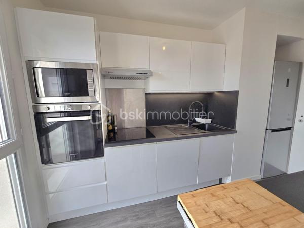 Bel appartement familial T4 de 90,19 m², situé au 2ᵉ étage sur 3 d’une résidence récente de 2019, sécurisée et parfaitement entretenue avec ascenseur. 

Vous recherchez un appartement clé en main, au calme tout en restant proche du centre-ville et des transports ? Ce bien est fait pour vous !

Dès l’entrée, vous découvrirez un espace fonctionnel avec placard ainsi qu’un WC indépendant aux normes PMR.
Le salon, particulièrement lumineux grâce à sa double exposition, dispose également d’un placard et s’ouvre sur une première terrasse exposée plein Sud, idéale pour profiter pleinement des beaux jours.
La cuisine aménagée et équipée, baignée de lumière grâce à une élégante verrière donnant sur le séjour, offre un espace convivial et agréable. Elle est complétée par un cellier, pour plus de praticité.
Un couloir dessert ensuite l’espace nuit composé de :
•	une salle d’eau avec WC, pour davantage de confort ;
•	une première chambre avec placard, pouvant également être aménagée en bureau ;
•	une seconde chambre avec placard, bénéficiant d’un accès à la seconde terrasse ;
•	une troisième chambre, plus spacieuse, disposant elle aussi d’un accès à cette seconde terrasse.

L’appartement est complété par deux places de parking situées au pied de la résidence, un véritable atout pour le quotidien.

Aucuns travaux à prévoir : l’appartement est entièrement prêt à vivre. Il ne reste plus qu’à poser vos valises !

Construit en 2019 par Bouygues, selon les normes RT 2012, l’appartement bénéficie d’un DPE classé C, gage de bonnes performances énergétiques.

L’appartement bénéficie d’un emplacement privilégié, au calme et à proximité immédiate du parc des Groues, véritable poumon vert de 15 hectares, idéal pour les promenades, les sorties en famille et les moments de détente en plein air, tout en restant à proximité des principaux axes et transports :
•	Tramway : arrêt Coligny à moins de 10 minutes à pied
•	Gare d’Orléans : environ 2 km
•	Gare de Fleury-les-Aubrais : environ 2,5 km
•	Paris-Austerlitz : moins d’1h30 depuis la gare

En résumé : 
•	Quartier : Bannier – Murlins 
•	Surface : 90 m²
•	Étage : 2ᵉ sur 3
•	Construction : 2019
•	Résidence : sécurisée et entretenue avec local vélos 
•	Terrasses : 2, dont une exposée plein Sud
•	Stationnement : 2 places de parking
•	DPE : C – normes RT 2012
•	Charges de copropriété : 1 600 € / an, soit 400 € / trimestre
•	Travaux : aucun à prévoir