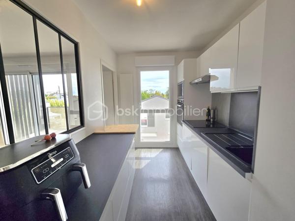 Bel appartement familial T4 de 90,19 m², situé au 2ᵉ étage sur 3 d’une résidence récente de 2019, sécurisée et parfaitement entretenue avec ascenseur. 

Vous recherchez un appartement clé en main, au calme tout en restant proche du centre-ville et des transports ? Ce bien est fait pour vous !

Dès l’entrée, vous découvrirez un espace fonctionnel avec placard ainsi qu’un WC indépendant aux normes PMR.
Le salon, particulièrement lumineux grâce à sa double exposition, dispose également d’un placard et s’ouvre sur une première terrasse exposée plein Sud, idéale pour profiter pleinement des beaux jours.
La cuisine aménagée et équipée, baignée de lumière grâce à une élégante verrière donnant sur le séjour, offre un espace convivial et agréable. Elle est complétée par un cellier, pour plus de praticité.
Un couloir dessert ensuite l’espace nuit composé de :
•	une salle d’eau avec WC, pour davantage de confort ;
•	une première chambre avec placard, pouvant également être aménagée en bureau ;
•	une seconde chambre avec placard, bénéficiant d’un accès à la seconde terrasse ;
•	une troisième chambre, plus spacieuse, disposant elle aussi d’un accès à cette seconde terrasse.

L’appartement est complété par deux places de parking situées au pied de la résidence, un véritable atout pour le quotidien.

Aucuns travaux à prévoir : l’appartement est entièrement prêt à vivre. Il ne reste plus qu’à poser vos valises !

Construit en 2019 par Bouygues, selon les normes RT 2012, l’appartement bénéficie d’un DPE classé C, gage de bonnes performances énergétiques.

L’appartement bénéficie d’un emplacement privilégié, au calme et à proximité immédiate du parc des Groues, véritable poumon vert de 15 hectares, idéal pour les promenades, les sorties en famille et les moments de détente en plein air, tout en restant à proximité des principaux axes et transports :
•	Tramway : arrêt Coligny à moins de 10 minutes à pied
•	Gare d’Orléans : environ 2 km
•	Gare de Fleury-les-Aubrais : environ 2,5 km
•	Paris-Austerlitz : moins d’1h30 depuis la gare

En résumé : 
•	Quartier : Bannier – Murlins 
•	Surface : 90 m²
•	Étage : 2ᵉ sur 3
•	Construction : 2019
•	Résidence : sécurisée et entretenue avec local vélos 
•	Terrasses : 2, dont une exposée plein Sud
•	Stationnement : 2 places de parking
•	DPE : C – normes RT 2012
•	Charges de copropriété : 1 600 € / an, soit 400 € / trimestre
•	Travaux : aucun à prévoir