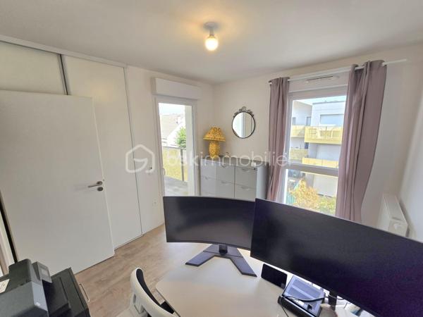 Bel appartement familial T4 de 90,19 m², situé au 2ᵉ étage sur 3 d’une résidence récente de 2019, sécurisée et parfaitement entretenue avec ascenseur. 

Vous recherchez un appartement clé en main, au calme tout en restant proche du centre-ville et des transports ? Ce bien est fait pour vous !

Dès l’entrée, vous découvrirez un espace fonctionnel avec placard ainsi qu’un WC indépendant aux normes PMR.
Le salon, particulièrement lumineux grâce à sa double exposition, dispose également d’un placard et s’ouvre sur une première terrasse exposée plein Sud, idéale pour profiter pleinement des beaux jours.
La cuisine aménagée et équipée, baignée de lumière grâce à une élégante verrière donnant sur le séjour, offre un espace convivial et agréable. Elle est complétée par un cellier, pour plus de praticité.
Un couloir dessert ensuite l’espace nuit composé de :
•	une salle d’eau avec WC, pour davantage de confort ;
•	une première chambre avec placard, pouvant également être aménagée en bureau ;
•	une seconde chambre avec placard, bénéficiant d’un accès à la seconde terrasse ;
•	une troisième chambre, plus spacieuse, disposant elle aussi d’un accès à cette seconde terrasse.

L’appartement est complété par deux places de parking situées au pied de la résidence, un véritable atout pour le quotidien.

Aucuns travaux à prévoir : l’appartement est entièrement prêt à vivre. Il ne reste plus qu’à poser vos valises !

Construit en 2019 par Bouygues, selon les normes RT 2012, l’appartement bénéficie d’un DPE classé C, gage de bonnes performances énergétiques.

L’appartement bénéficie d’un emplacement privilégié, au calme et à proximité immédiate du parc des Groues, véritable poumon vert de 15 hectares, idéal pour les promenades, les sorties en famille et les moments de détente en plein air, tout en restant à proximité des principaux axes et transports :
•	Tramway : arrêt Coligny à moins de 10 minutes à pied
•	Gare d’Orléans : environ 2 km
•	Gare de Fleury-les-Aubrais : environ 2,5 km
•	Paris-Austerlitz : moins d’1h30 depuis la gare

En résumé : 
•	Quartier : Bannier – Murlins 
•	Surface : 90 m²
•	Étage : 2ᵉ sur 3
•	Construction : 2019
•	Résidence : sécurisée et entretenue avec local vélos 
•	Terrasses : 2, dont une exposée plein Sud
•	Stationnement : 2 places de parking
•	DPE : C – normes RT 2012
•	Charges de copropriété : 1 600 € / an, soit 400 € / trimestre
•	Travaux : aucun à prévoir