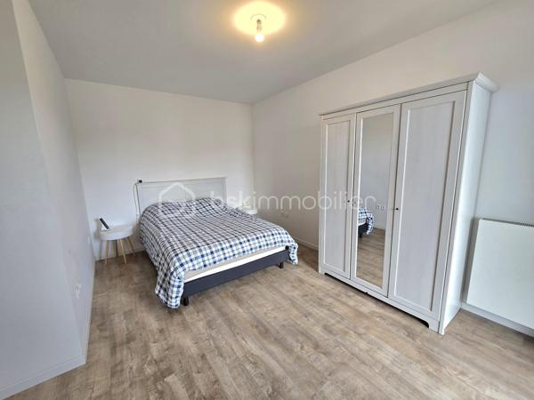 Bel appartement familial T4 de 90,19 m², situé au 2ᵉ étage sur 3 d’une résidence récente de 2019, sécurisée et parfaitement entretenue avec ascenseur. 

Vous recherchez un appartement clé en main, au calme tout en restant proche du centre-ville et des transports ? Ce bien est fait pour vous !

Dès l’entrée, vous découvrirez un espace fonctionnel avec placard ainsi qu’un WC indépendant aux normes PMR.
Le salon, particulièrement lumineux grâce à sa double exposition, dispose également d’un placard et s’ouvre sur une première terrasse exposée plein Sud, idéale pour profiter pleinement des beaux jours.
La cuisine aménagée et équipée, baignée de lumière grâce à une élégante verrière donnant sur le séjour, offre un espace convivial et agréable. Elle est complétée par un cellier, pour plus de praticité.
Un couloir dessert ensuite l’espace nuit composé de :
•	une salle d’eau avec WC, pour davantage de confort ;
•	une première chambre avec placard, pouvant également être aménagée en bureau ;
•	une seconde chambre avec placard, bénéficiant d’un accès à la seconde terrasse ;
•	une troisième chambre, plus spacieuse, disposant elle aussi d’un accès à cette seconde terrasse.

L’appartement est complété par deux places de parking situées au pied de la résidence, un véritable atout pour le quotidien.

Aucuns travaux à prévoir : l’appartement est entièrement prêt à vivre. Il ne reste plus qu’à poser vos valises !

Construit en 2019 par Bouygues, selon les normes RT 2012, l’appartement bénéficie d’un DPE classé C, gage de bonnes performances énergétiques.

L’appartement bénéficie d’un emplacement privilégié, au calme et à proximité immédiate du parc des Groues, véritable poumon vert de 15 hectares, idéal pour les promenades, les sorties en famille et les moments de détente en plein air, tout en restant à proximité des principaux axes et transports :
•	Tramway : arrêt Coligny à moins de 10 minutes à pied
•	Gare d’Orléans : environ 2 km
•	Gare de Fleury-les-Aubrais : environ 2,5 km
•	Paris-Austerlitz : moins d’1h30 depuis la gare

En résumé : 
•	Quartier : Bannier – Murlins 
•	Surface : 90 m²
•	Étage : 2ᵉ sur 3
•	Construction : 2019
•	Résidence : sécurisée et entretenue avec local vélos 
•	Terrasses : 2, dont une exposée plein Sud
•	Stationnement : 2 places de parking
•	DPE : C – normes RT 2012
•	Charges de copropriété : 1 600 € / an, soit 400 € / trimestre
•	Travaux : aucun à prévoir