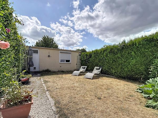 MAISON SITUÉE PROCHE DE GRAND FRAIS ET DES TRANSPORTS EN COMMUN.