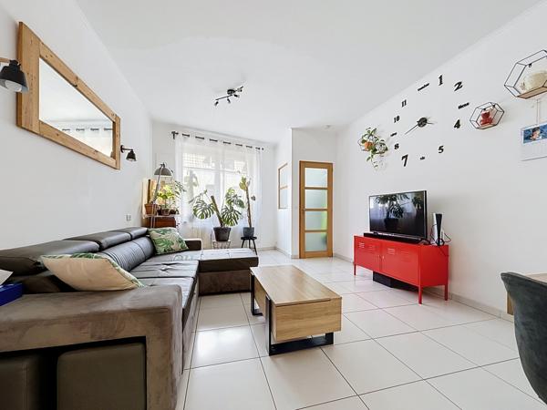 MAISON SITUÉE PROCHE DE GRAND FRAIS ET DES TRANSPORTS EN COMMUN.