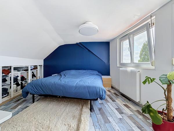 MAISON SITUÉE PROCHE DE GRAND FRAIS ET DES TRANSPORTS EN COMMUN.