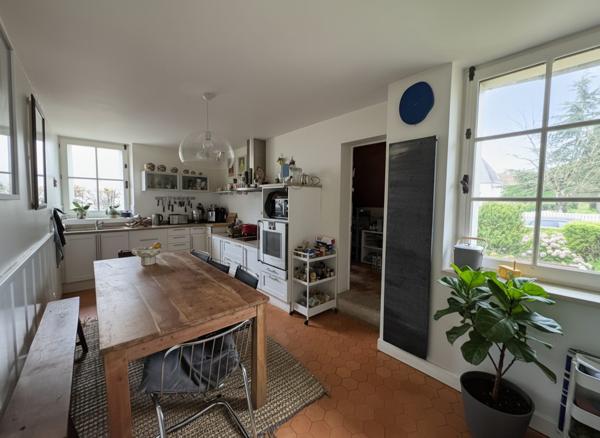 À vendre - Maison individuelle, 8 pièces située à Saint-Cyr-sur-Loire (37540)