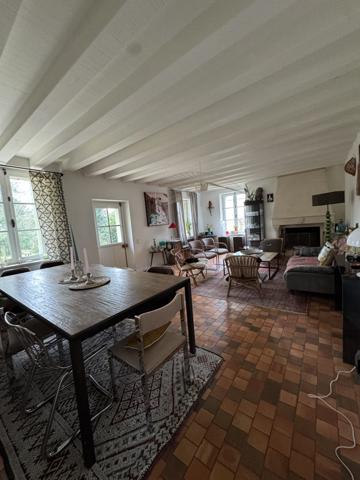 À vendre - Maison individuelle, 8 pièces située à Saint-Cyr-sur-Loire (37540)