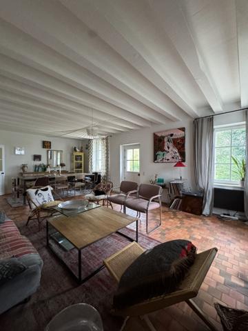 À vendre - Maison individuelle, 8 pièces située à Saint-Cyr-sur-Loire (37540)