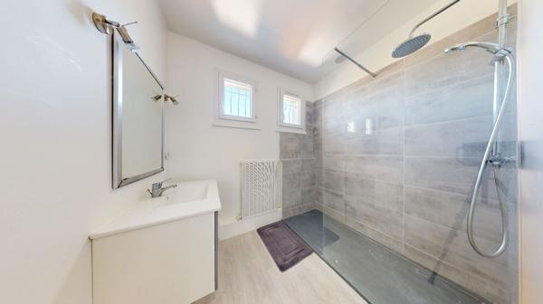 Maison à vendre à Royan - 6 pièces, 5 chambres, garage