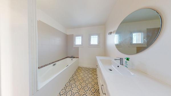 Maison à vendre à Royan - 6 pièces, 5 chambres, garage