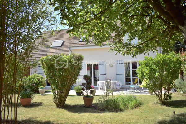 Idéalement située sur le secteur très recherché de " la plaine du moulin à vent" cette maison individuelle bénéficie d'un environnement privilégié et proche de toutes les commodités . 
Edifiée sur une parcelle de 422m2 environ , cette maison familiale offre de beaux volumes et une distribution fonctionnelle .
Elle se compose, au rez -de-chaussée d'une entrée avec placard, d'un vaste séjour double traversant  , une cuisine équipée et aménagée pouvant être ouverte sur le séjour pouvant créer un espace de 54 m2 de pièce de vie ,  wc, une chambre avec placard et sa salle d'eau complètent ce niveau permettant une vie de plain-pied très appréciée . 

L'étage, l'espace nuit se compose de deux chambres avec placards, d'une suite parentale et d'une 5 chambre de 40m2  au sol offrant de nombreuse possibilité d'aménagement, d'une salle de bain et d'un wc séparé .

Coté annexes, la maison dispose d'un double garage dont une porte motorisée ainsi que d'un espace buanderie pratique et fonctionnel . 

Pour votre confort quotidien , cette maison est équipée d'une chaudière récente, de fenêtres en double vitrage ainsi que de volets battants en aluminium garantissant une meilleure performance énergétique . 

Une visite s'impose ....
