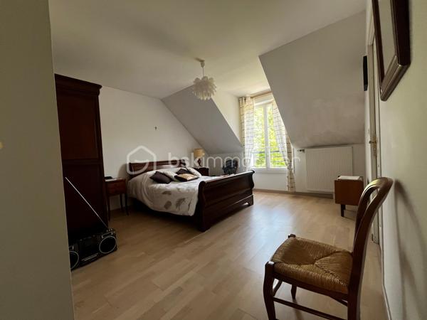 Idéalement située sur le secteur très recherché de " la plaine du moulin à vent" cette maison individuelle bénéficie d'un environnement privilégié et proche de toutes les commodités . 
Edifiée sur une parcelle de 422m2 environ , cette maison familiale offre de beaux volumes et une distribution fonctionnelle .
Elle se compose, au rez -de-chaussée d'une entrée avec placard, d'un vaste séjour double traversant  , une cuisine équipée et aménagée pouvant être ouverte sur le séjour pouvant créer un espace de 54 m2 de pièce de vie ,  wc, une chambre avec placard et sa salle d'eau complètent ce niveau permettant une vie de plain-pied très appréciée . 

L'étage, l'espace nuit se compose de deux chambres avec placards, d'une suite parentale et d'une 5 chambre de 40m2  au sol offrant de nombreuse possibilité d'aménagement, d'une salle de bain et d'un wc séparé .

Coté annexes, la maison dispose d'un double garage dont une porte motorisée ainsi que d'un espace buanderie pratique et fonctionnel . 

Pour votre confort quotidien , cette maison est équipée d'une chaudière récente, de fenêtres en double vitrage ainsi que de volets battants en aluminium garantissant une meilleure performance énergétique . 

Une visite s'impose ....