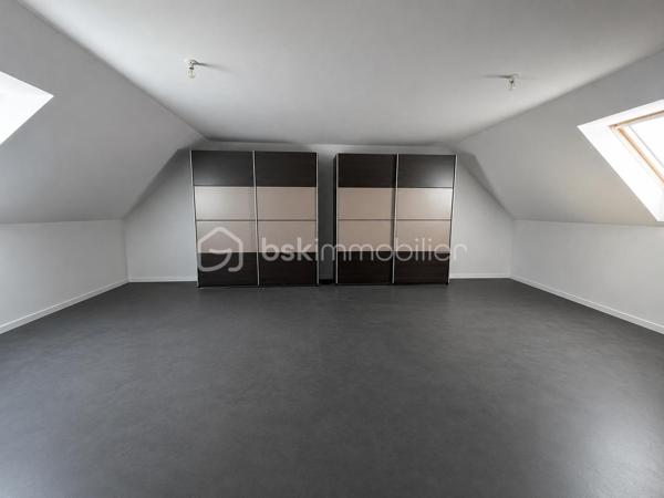 Idéalement située sur le secteur très recherché de " la plaine du moulin à vent" cette maison individuelle bénéficie d'un environnement privilégié et proche de toutes les commodités . 
Edifiée sur une parcelle de 422m2 environ , cette maison familiale offre de beaux volumes et une distribution fonctionnelle .
Elle se compose, au rez -de-chaussée d'une entrée avec placard, d'un vaste séjour double traversant  , une cuisine équipée et aménagée pouvant être ouverte sur le séjour pouvant créer un espace de 54 m2 de pièce de vie ,  wc, une chambre avec placard et sa salle d'eau complètent ce niveau permettant une vie de plain-pied très appréciée . 

L'étage, l'espace nuit se compose de deux chambres avec placards, d'une suite parentale et d'une 5 chambre de 40m2  au sol offrant de nombreuse possibilité d'aménagement, d'une salle de bain et d'un wc séparé .

Coté annexes, la maison dispose d'un double garage dont une porte motorisée ainsi que d'un espace buanderie pratique et fonctionnel . 

Pour votre confort quotidien , cette maison est équipée d'une chaudière récente, de fenêtres en double vitrage ainsi que de volets battants en aluminium garantissant une meilleure performance énergétique . 

Une visite s'impose ....