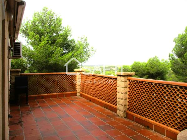 Ensuès Côte Bleue : charmante villa T4 rénovée de plain-pied au calme avec piscine, garage et caves