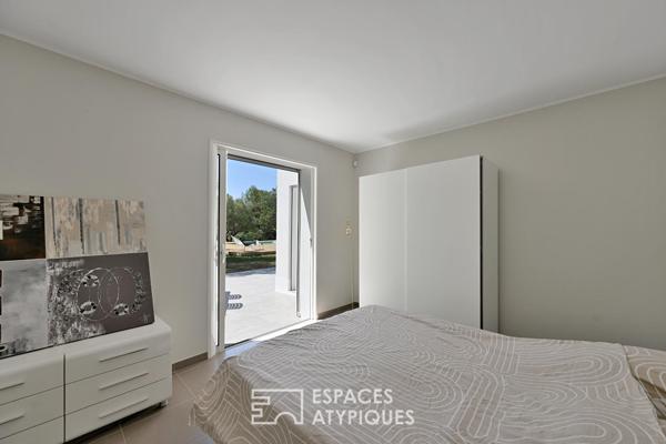 Villa contemporaine de plain-pied au coeur d’un écrin de verdure