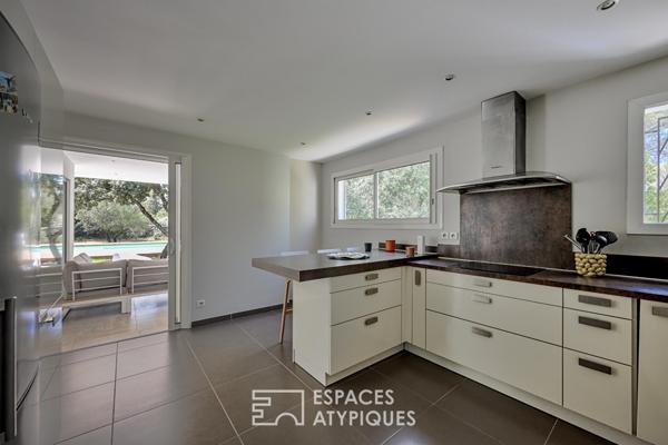 Villa contemporaine de plain-pied au coeur d’un écrin de verdure