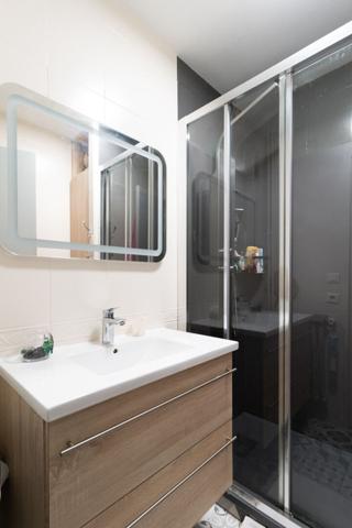 Appartement , 3 chambres, balcon  et ascenseur.