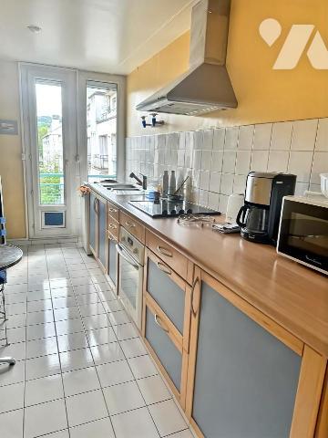 Place de la Basse Vieille Tour. F3 lumineux de 69m² + cave