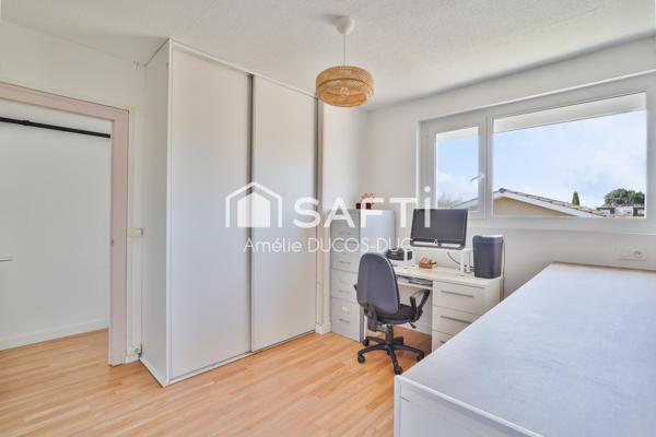 Eysines - Maison familiale rénovée en parfait état, séjour avec cuisine ouverte, 3 chambres, bureau, salle de bains, 3 WC, local commercial