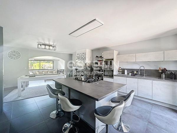 Maison avec piscine situé à Morangis secteur calme et recherché, proche des axes routier, 5 chambres, maison familiale