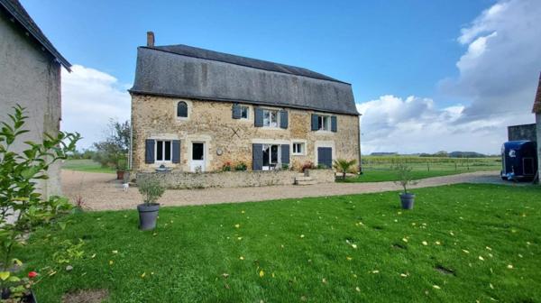 Propriété d'exception rénovée LUCHE PRINGE (72)