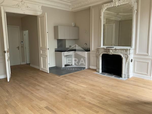 Appartement Paris 1 pièce(s) 39.40 m2, avec ascenseur et balcon