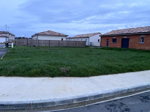 Terrain a batir a vendre - Montech (82700)