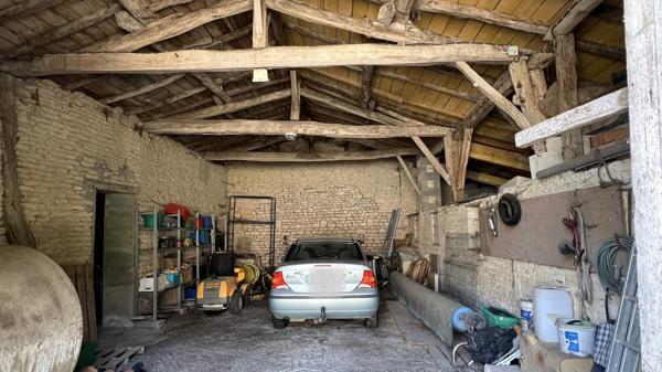 Brûlain (79230) À 18 kms de NIORT, maison de 4 chambres avec grange sur terrain de 3 670 m2