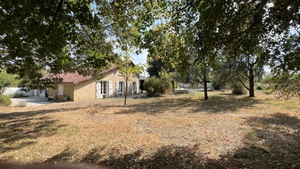 Brûlain (79230) À 18 kms de NIORT, maison de 4 chambres avec grange sur terrain de 3 670 m2