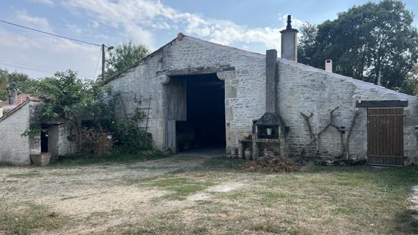 Brûlain (79230) À 18 kms de NIORT, maison de 4 chambres avec grange sur terrain de 3 670 m2