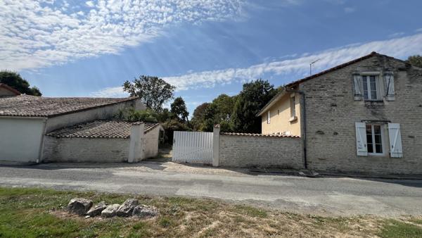 Brûlain (79230) À 18 kms de NIORT, maison de 4 chambres avec grange sur terrain de 3 670 m2