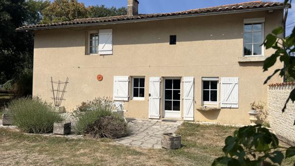Brûlain (79230) À 18 kms de NIORT, maison de 4 chambres avec grange sur terrain de 3 670 m2