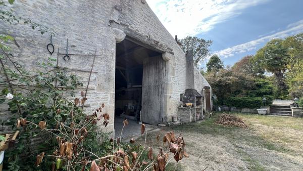 Brûlain (79230) À 18 kms de NIORT, maison de 4 chambres avec grange sur terrain de 3 670 m2