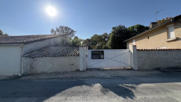 Brûlain (79230) À 18 kms de NIORT, maison de 4 chambres avec grange sur terrain de 3 670 m2