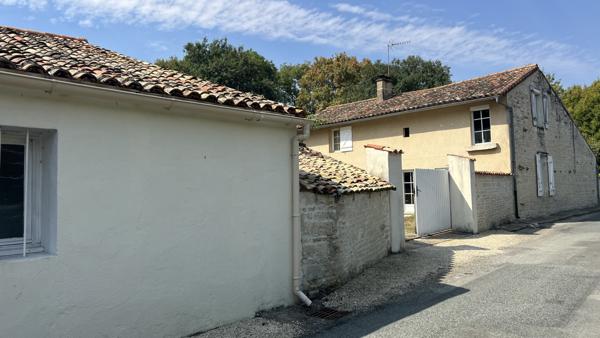 Brûlain (79230) À 18 kms de NIORT, maison de 4 chambres avec grange sur terrain de 3 670 m2
