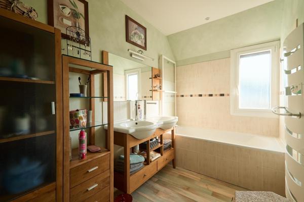 Maison mitoyenne en excellent état située dans un quartier agréable de Vitré.