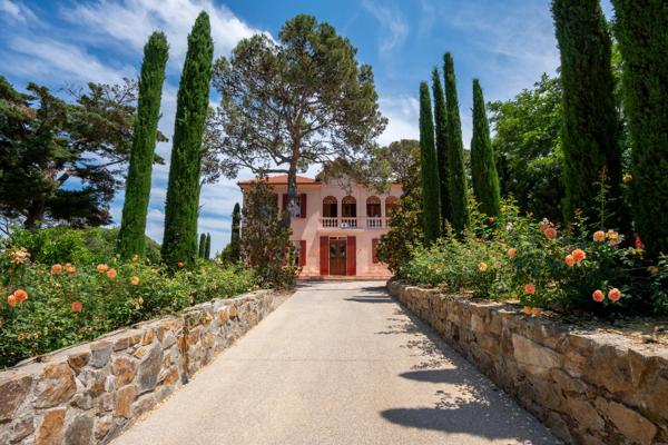 Une propriété "Belle Epoque, riche en histoire, proche du village à pied et entièrement rénovée.