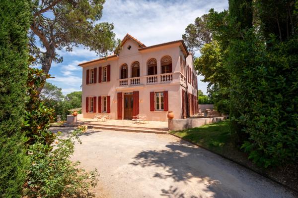 Une propriété "Belle Epoque, riche en histoire, proche du village à pied et entièrement rénovée.