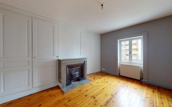 Immeuble à vendre    5 pièces • 278,10 m2 Sathonay-Camp